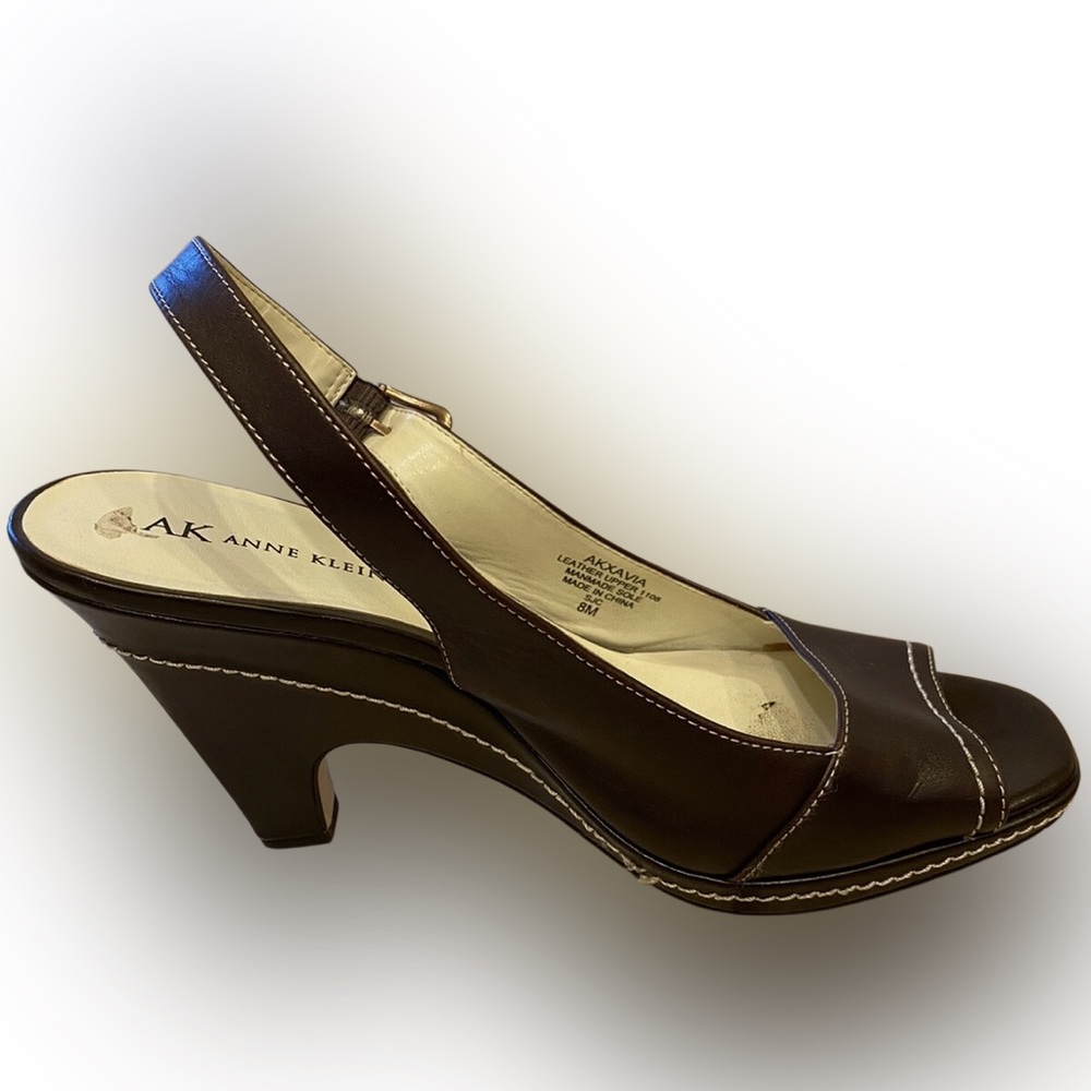 ANNE KLEIN “AKXAVIA” BROWN SLINGBACK HEELS SZ 9